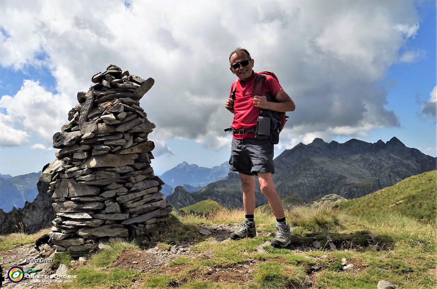 51 All'omone (2330 m)  di vetta del Ponteranica centrale (2372 m).JPG